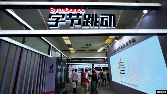 参观者访问抖音展台。( 2018年6月29日)