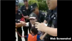 据信带着孩子的P2P受害人王倩遭警察驱赶 (推特视频截图)
