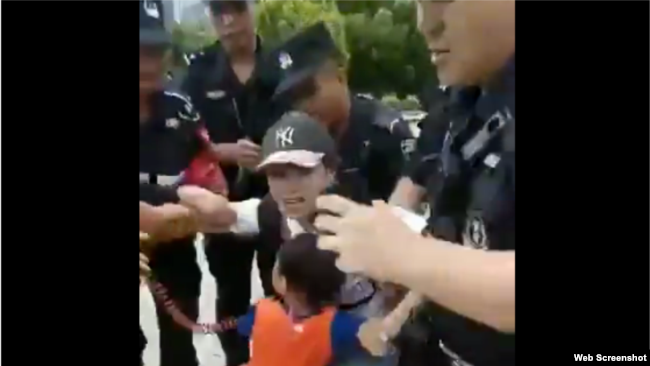 据信带着孩子的P2P受害人王倩遭警察驱赶 (推特视频截图)