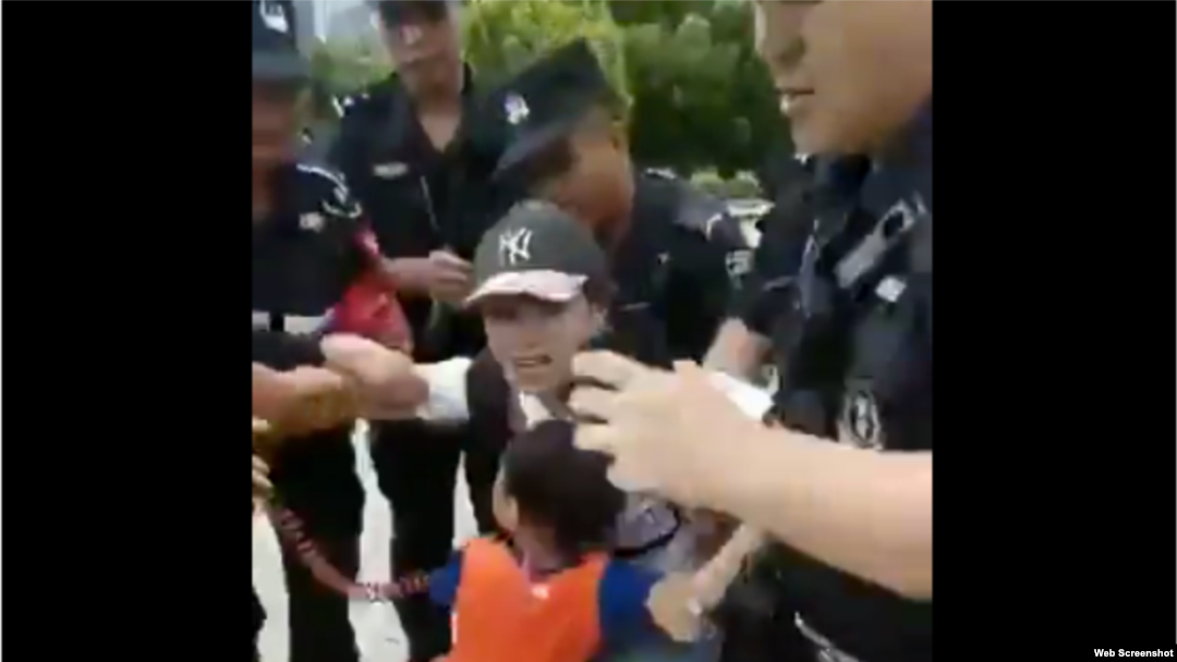 據信帶著孩子的P2P受害人王倩遭警察驅趕(推特視頻截圖)