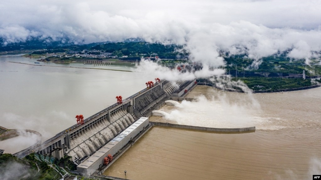 位于中国湖北省的三峡大坝正在泄洪。 （2020年6月29日）(photo:VOA)