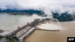 Bendungan Tiga Ngarai di Provinsi Hubei, China, meluap, memicu banjir di kawasan tersebut, 29 Juni 2020. (Foto: dok)