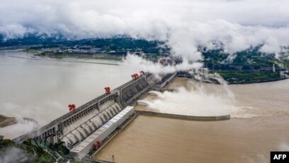 创纪录的洪水引发对中国三峡大坝的质疑