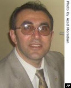 ئازاد مورادیان له‌ باره‌ی ڕه‌خنه‌کانی حوسێن موسه‌وی له‌ ئه‌حمه‌دینه‌ژاد و به‌لگه‌کانی ویکیلیکسه‌وه‌ ده‌دوێت