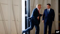 Senator Ted Cruz (R-Texas) menunggu kedatangan Presiden Donald Trump untuk bertemu dengan keluarga korban penembakan di sekolah Santa Fe di Coast Guard Air Station Houston, Kamis, 31 Mei 2018, di Houston. (AP Photo / Evan Vucci)