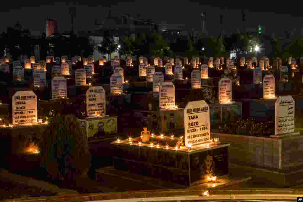 نمایی از یک قبرستان در شهر «قامشلی» در شمال شرقی سوریه. صدها هزار نفر در جنگ سوریه جان باخته‌اند و هنوز تنش‌های نظامی در این کشور پایان نگرفته است. 