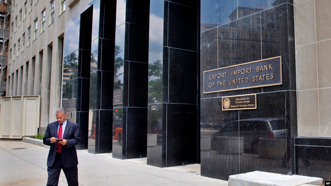 Seorang pria berjalan keluar dari Bank Export-Import Amerika di Washington. (AP Photo/Jacquelyn Martin)