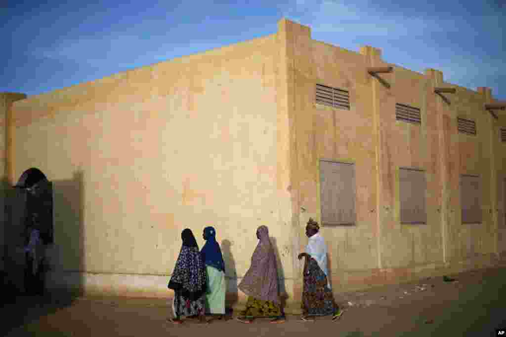 Women walk around a polling station waiting for it to close in Mali&#39;s parliamentary elections in Gao, Nov. 24, 2013. 