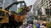 香港警方清除主要道路 除去示威者路障