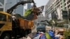 Polisi Hong Kong Bersihkan Barikade Pemrotes