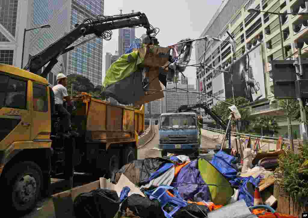 Police officers remove protesters' tents at the main roads of Central district in Hong Kong, Oct. 14, 2014.