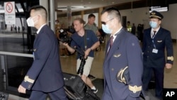 中國東方航空飛機1月23日從武漢抵達悉尼﹐機組人員戴口罩資料照。