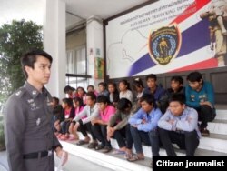 ຄົນລາວຈຳນວນນຶ່ງ ພາກັນລັກລອບເດີນທາງໄປເຮັດວຽກ ຢູ່ໃນປະເທດໄທ ຢ່າງຜິດກົດໝາຍ ເນື່ອງຈາກວ່າ ມີຄ່າຈ້າງຂັ້ນຕ່ຳທີ່ສູງກວ່າ ຢູ່ໃນລາວ