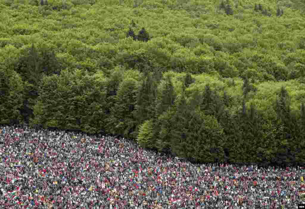 Pilgrims from Hungary and the neighboring countries attend a mass during the traditional Roman Catholic Pentecostal festival in Sumuleu, or Csiksomlyo in Hungarian, near Mihaileni, Romania, May 14, 2016.