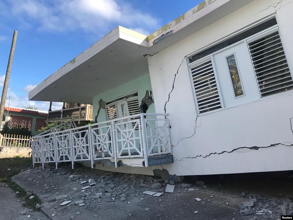 Se ve una casa derrumbada sobre sus cimientos después de un terremoto en Guánica, Puerto Rico, 6 de enero de 2020.