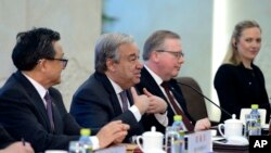 U.N. Secretary-General Antonio Guterres, second from left, talks with Chinese Foreign Minster and State Counselor Wang Yi during their meeting, April 8, 2018 at the Ministry of Foreign Affairs in Beijing, China. 