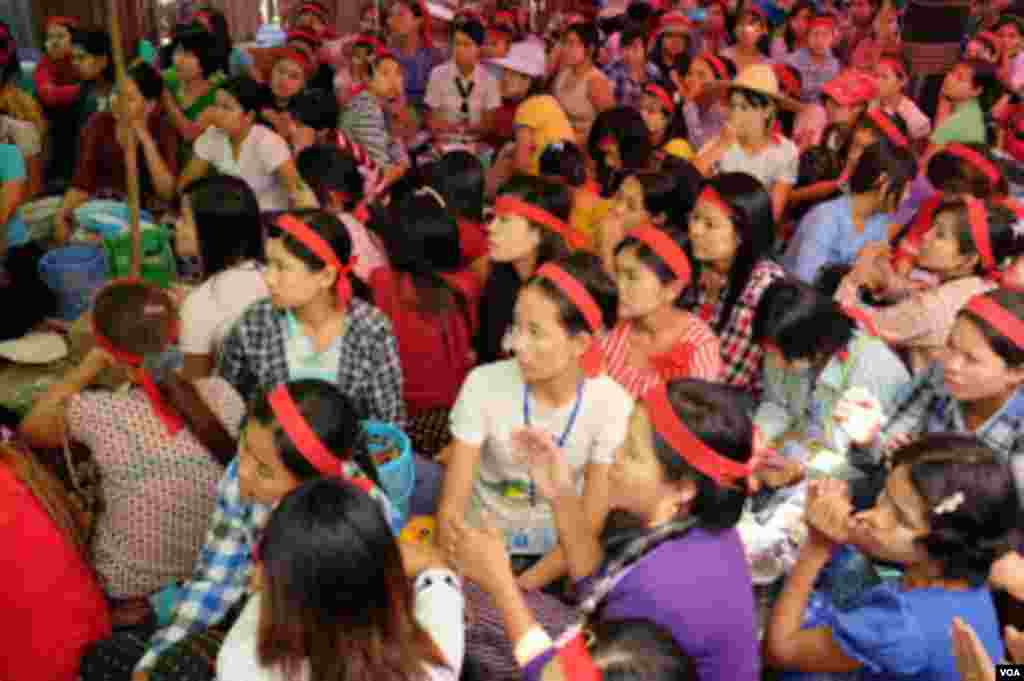 Tai Yi footwear factory workers listening to the announcement that they will be getting higher wages. (Steve Herman/VOA)