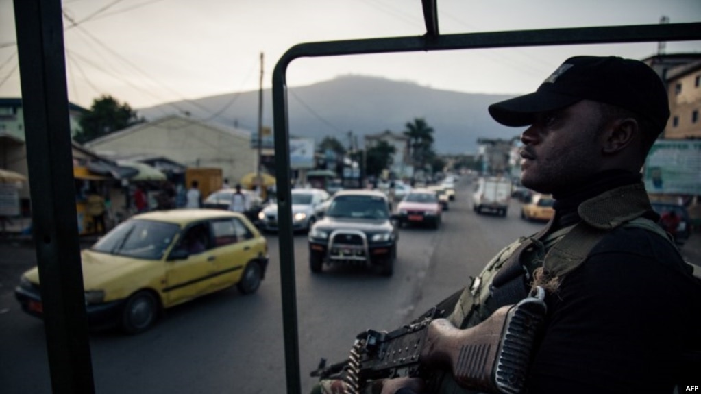 Des soldats de la 21e brigade d'infanterie motorisée patrouillent dans les rues de Buea, région du sud-ouest du Cameroun, le 26 avril 2018.