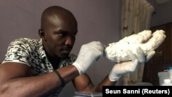 John Amanam, un ancien expert en effets spéciaux de cinéma âgé de 32 ans, travaille sur une prothèse de main dans son entreprise, Immortal Cosmetic Art, à Uyo, au Nigeria, le 7 janvier 2020. Photo prise le 7 janvier 2020. REUTERS/ Seun Sanni