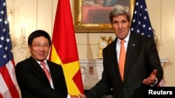 Phó Thủ tướng kiêm Bộ trưởng Ngoại giao Việt Nam Phạm Bình Minh và Ngoại trưởng Mỹ John Kerry tại Bộ Ngoại giao ở Washington, ngày 2/10/2014.