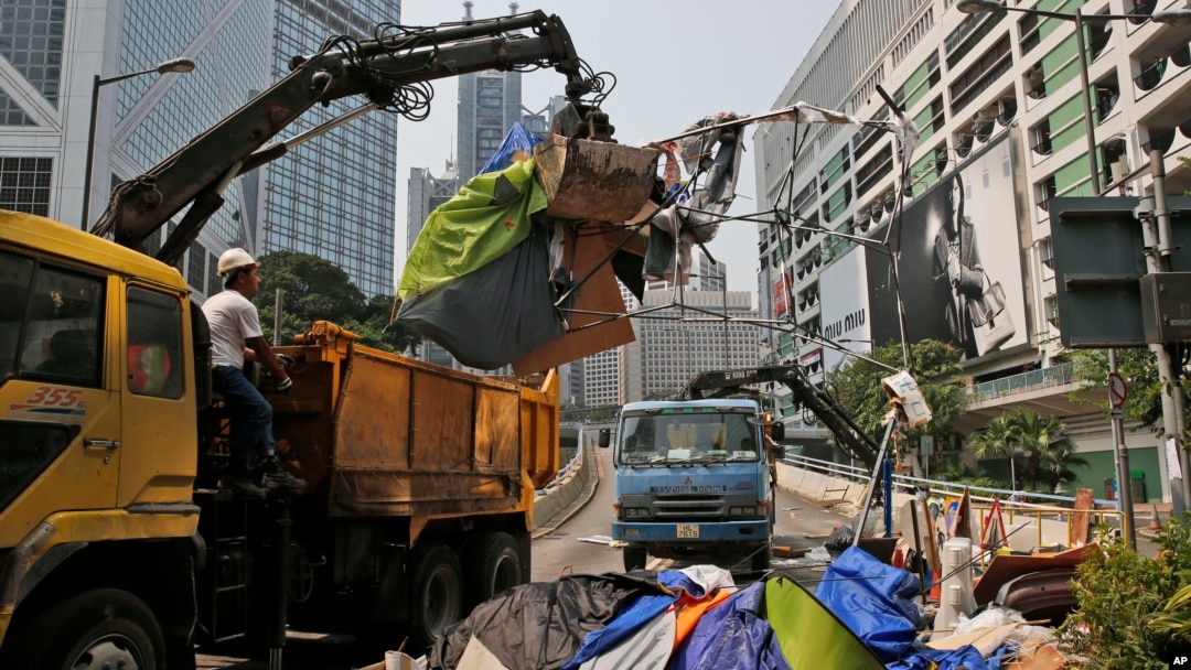 香港警方星期二清除主要道路 除去示威者路障