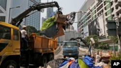 香港警方星期二清除主要道路 除去示威者路障