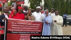 Shaikh Nuru Khalid cikin farar riga da Bishop John Onayekan ta hannun dama a jerin gwanon kungiyar BBOG domin kwato 'yan matan Chibok