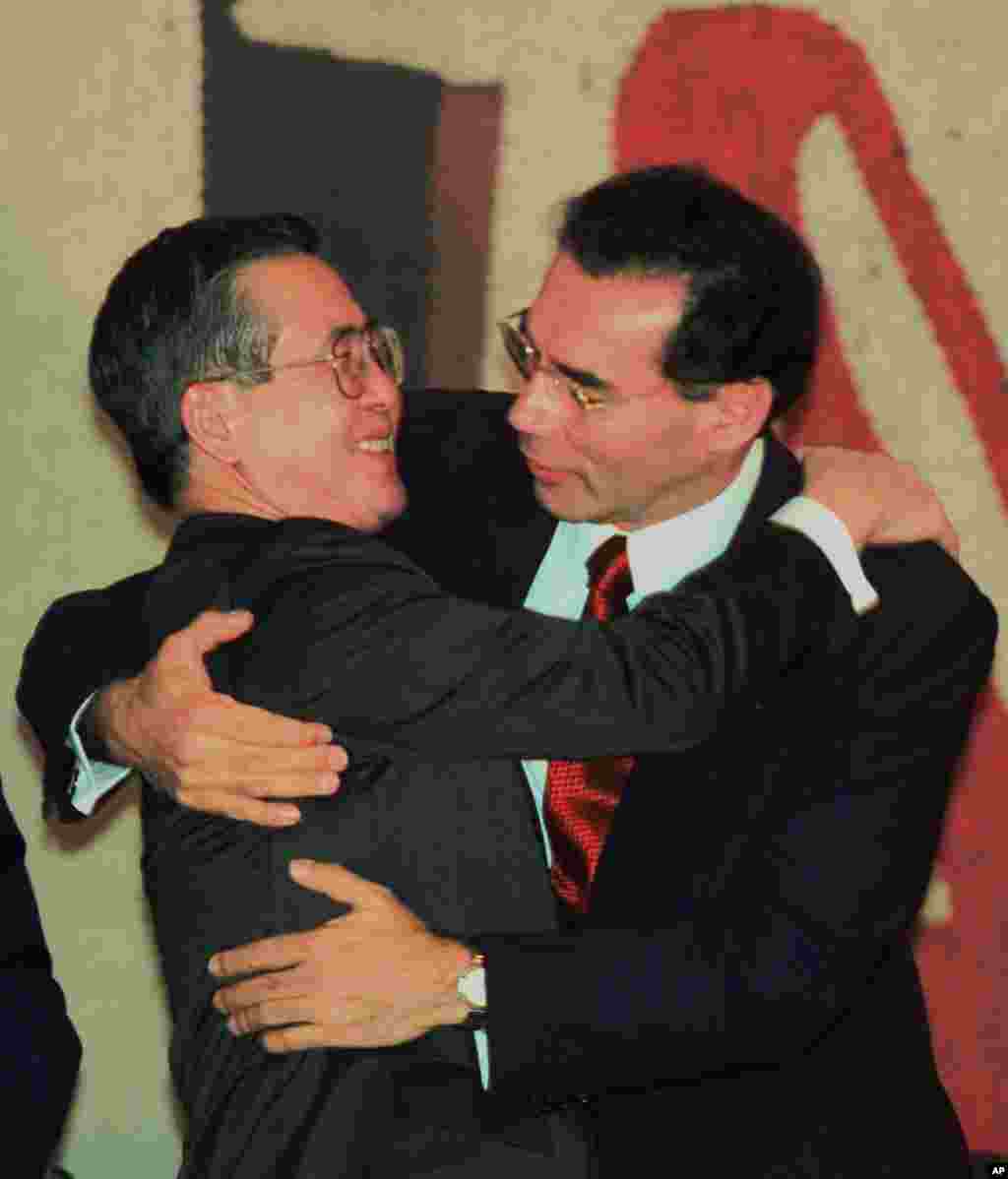 El presidente de Perú, Alberto Fujimori, abraza al presidente de Ecuador, Jamil Mahuad, después de firmar el acuerdo de paz entre ambos países en la ciudad de Brasilia, Brasil, el lunes 26 de octubre de 1998.