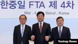 지난 4일 한국 서울에서 열린 '한중일 FTA 제 4차 협상'에서 각국 수석대표가 기념촬영을 하고 있다.