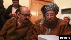 Maulana Sami ul-Haq (kanan), salah satu negosiator Taliban, dan Irfan Siddiqui, negosiator pemerintah, dalam pertemuan di Islamabad, Pakistan (6/2). 