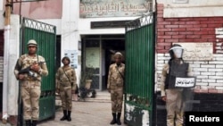 Des soldats égyptiens montent la garde dans la cour d'une école lors des élections, au Caire, 13 janvier 2014. 