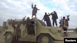 ইয়েমেন সংলগ্ন সৌদি আরবের দক্ষিণাঞ্চলে সৌদি আরবের কথিত একটি সামরিক যান উদ্ধারের পর হুথি বিদ্রোহীরা ছবি তুলছে, ফাইল ছবি, ২৯শে সেপ্টেম্বর, ২০১৯/রয়টার্স 