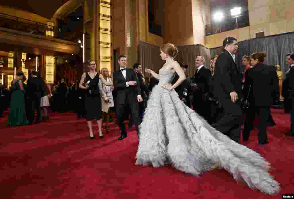 Amy Adams, best supporting actress nominee for her role in "The Master" wears a custom Oscar de la Renta gown at the 85th Academy Awards in Hollywood, California February 24, 2013. REUTERS/Lucy Nicholson (UNITED STATES TAGS:ENTERTAINMENT) (OSCARS-ARRIVA