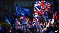 Bendera Uni Eropa dan bendera Inggris berkibar di sekitar gedung parlemen Inggris di London, 28 Oktober 2019.