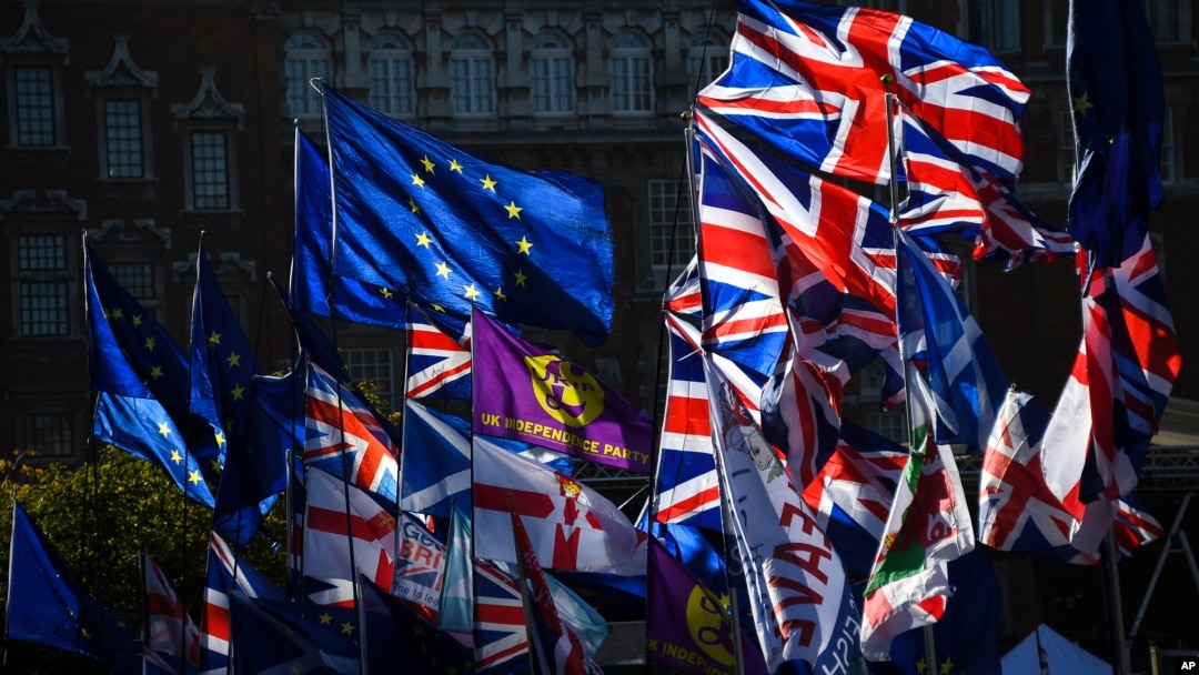 Bendera Uni Eropa dan bendera Inggris berkibar di sekitar gedung parlemen Inggris di London, 28 Oktober 2019.