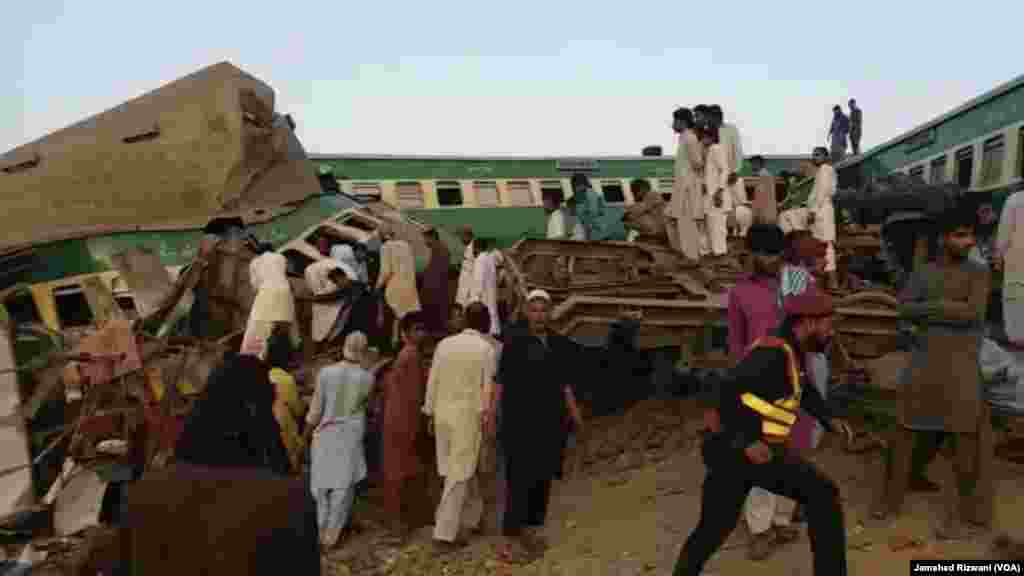 حادثے کے باعث اکبر ایکسپریس کی چار بوگیاں پٹری سے اتر گئیں۔