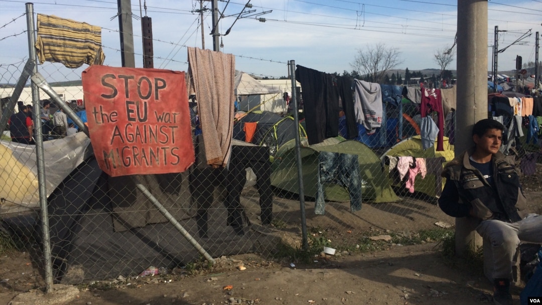 Những gia đình di dân sống tại trại Idomeni, Hy Lạp, không hiểu tại sao châu Âu chào đón họ năm ngoái, bây giờ lại từ chối tiếp nhận họ. Ảnh: H. Murdock/VOA, chụp ngày 30/3/2016. 