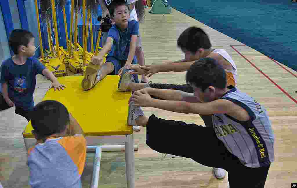 怀揣冠军梦的中国孩子在体校接受训练