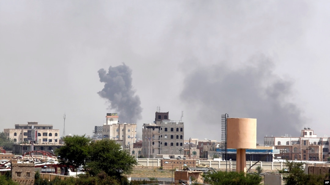 Khói bốc lên sau các vụ không kích của liên minh do Ả Rập Xê Út lãnh đạo ở Sanaa, Yemen, ngày 6/9/2015.