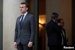 Francuski predsednik Emanuel Makron prima goste nakon sastanka na Elisejskim poljima u Parizu, 12. januara 2018.