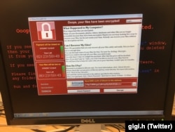 Екран зараженого комп'ютера NHS з вимогою викупу