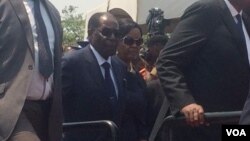 VaRobert Mugabe vari kuNational Heroes Acre.
