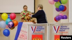 Tempat pemungutan suara dalam pemilihan presiden di Vidnoye, Wilayah Moskow, Rusia, 15 Maret 2024. (Foto : REUTERS/Maxim Shemetov)