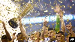 Les footballeurs mexicains célèbrent leur victoire en finale de la Gold Cup, le 26 juillet 2015, à Philadelphie.