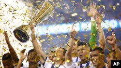 Los jugadores mexicanos celebran su séptima Copa Oro, tras vencer a Jamaica 3-1 el domingo, 26 de julio de 2015 en Filadelfia.