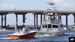 Embarcaciones comerciales abandonan el muelle de Destin, en Florida, el 8 de octubre de 2018, antes de la llegada del huracán Michael. (Devon Ravine/Northwest Florida Daily News via AP)