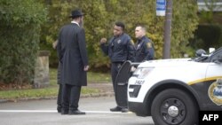 La police parle à des membres de la communauté après une fusillade à la synagogue Tree of Life à Squirrel Hill, en Pennsylvanie, le 27 octobre 2018.