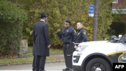 La police parle à des membres de la communauté après une fusillade à la synagogue Tree of Life à Squirrel Hill, en Pennsylvanie, le 27 octobre 2018. 