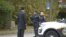 La police parle à des membres de la communauté après une fusillade à la synagogue Tree of Life à Squirrel Hill, en Pennsylvanie, le 27 octobre 2018. 