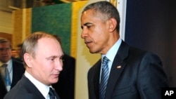 Presiden Rusia Vladimir Putin (kiri) bersalaman dengan Presiden AS Barack Obama sebelum pertemuan di Paris, Senin (30/11).